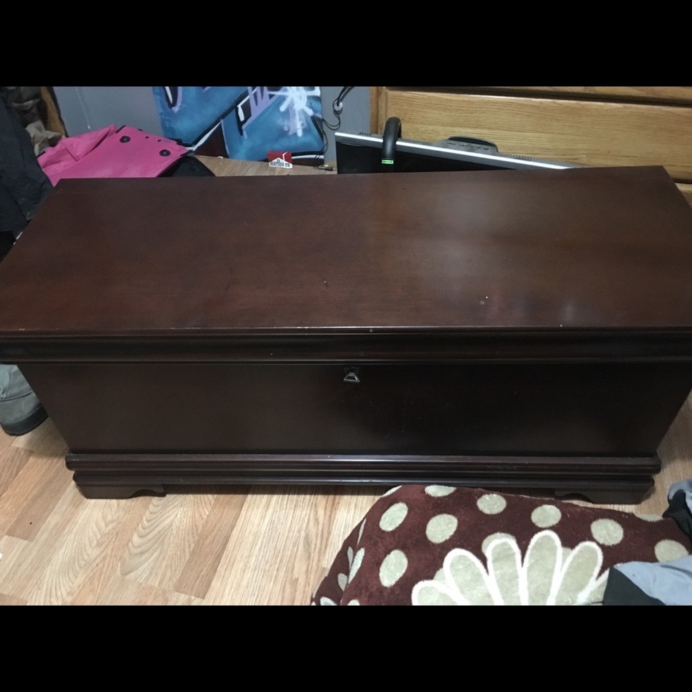 Oak wood chest with jewelry self